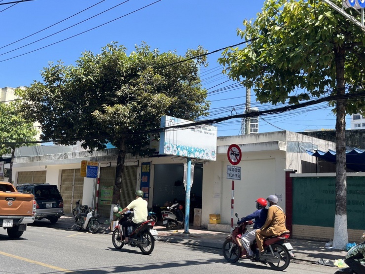 Khung cảnh xung quanh SVĐ 19/8 Nha Trang trông rất nhốn nháo và nhếch nhác.