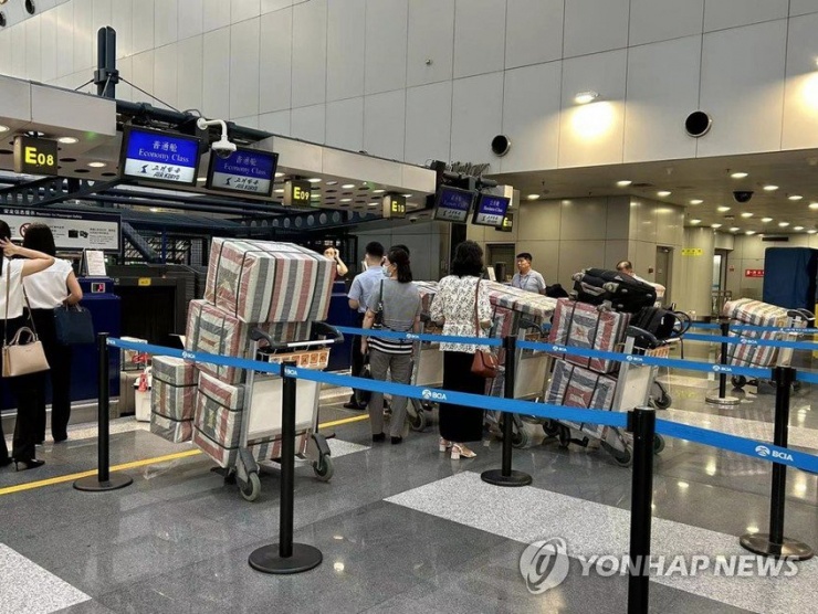 Người dân Triều Tiên xếp hàng tại quầy làm thủ tục của Air Koryo, hãng hàng không quốc gia của Triều Tiên, tại sân bay quốc tế Bắc Kinh vào ngày 22-8. Ảnh: YONHAP