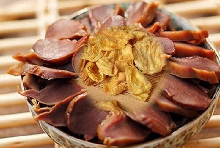 Mề gà bổ đôi, bóc lấy lớp màng màu vàng phủ mặt trong của mề (cần nhẹ tay để khỏi làm rách màng), rửa sạch, phơi khô. Ảnh minh họa.