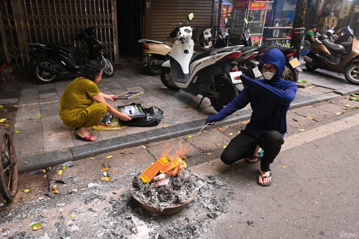 Trưa nay, rất nhiều gia đình ở phố cổ Hà Nội làm cơm cúng rằm và đốt vàng mã trên vỉa hè.