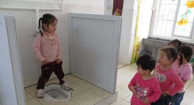 Con gái 3 tuổi đi nhà trẻ về muốn tiểu tiện nhưng không dám, mẹ oà khóc khi  thay đồ cho bé
