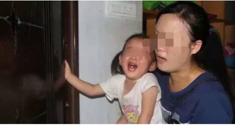 Con gái 3 tuổi đi nhà trẻ về muốn tiểu tiện nhưng không dám, mẹ oà khóc khi thay đồ cho bé - 1