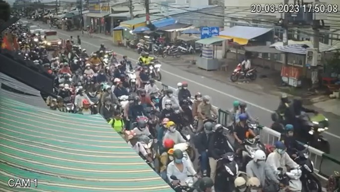 Hình ảnh nhóm đi mô tô đi vào làn đường dành cho ô tô tại phà Cát Lái