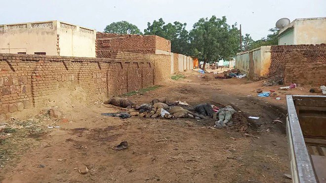 Cảnh thi thể nằm rải trên đường ở El Geneina, thủ phủ của Tây Darfur, Sudan ngày 16-6-2023