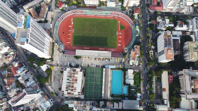 Nhiều khu "đất vàng" xung quanh SVĐ Nha Trang được cho thuê kinh doanh tràn lan. Ảnh: X.H.