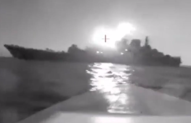 Hình ảnh từ camera cho thấy chiếc xuồng không người lái Ukraine tiếp cận chiến hạm Nga ở Biển Đen đầu tháng 8. (Ảnh: X)
