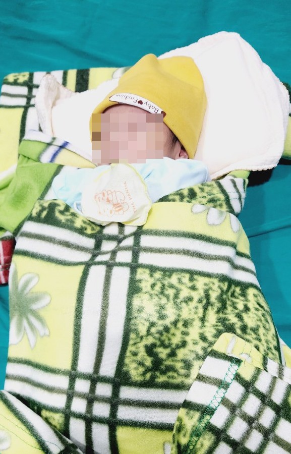 Cháu bé bị bỏ rơi trước cổng chùa ở Nghệ An: Bất ngờ với lý do của gia đình - 1