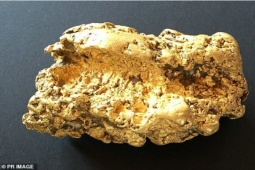 Phi thường - kỳ quặc - Dùng máy dò kim loại, người đàn ông phát hiện thứ khó tin dưới lớp đất sâu 2m