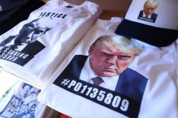 Thế giới - Cựu Tổng thống Donald Trump thu được hơn 7 triệu USD sau khi trình diện nhà tù