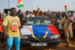 Thế giới - Niger: Hàng trăm người biểu tình dọa chiếm căn cứ quân sự, Đại sứ quán Pháp