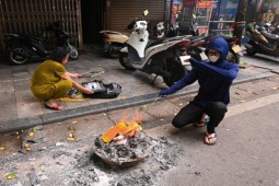 Tin tức trong ngày - Người dân đua nhau đốt vàng mã cúng rằm tháng 7 trên vỉa hè phố cổ Hà Nội