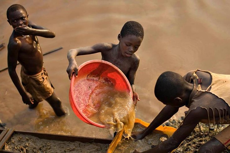 Rất nhiều trẻ vị thành niên đã chết vì khai thác các kim loại hiếm như coban.