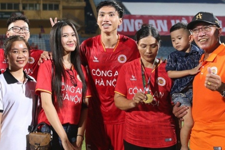 Quang Hải, Văn Hậu vừa khoác áo CAHN đã vô địch V-League: Xúc động ngày lên ngôi