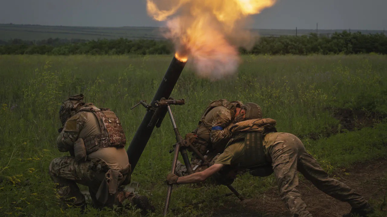 Lính Ukraine nã pháo ở mặt trận Donetsk (ảnh: CNN)