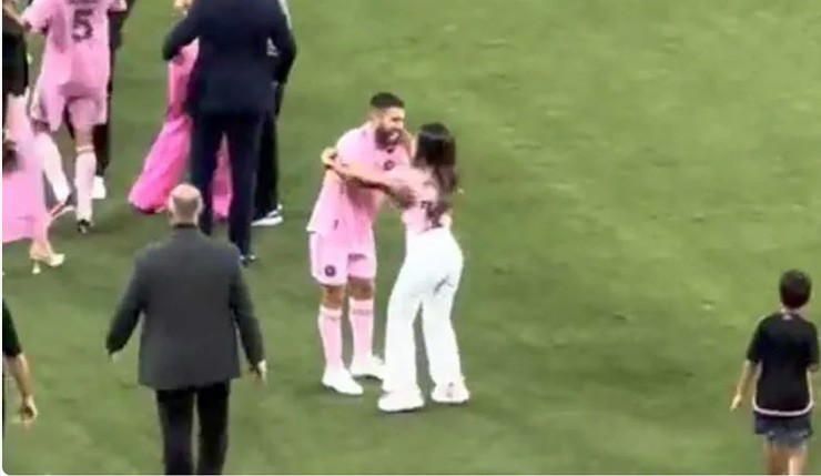 Wife "the most beautiful in the world"  Messi's fever with the moment of confusing her husband - 2