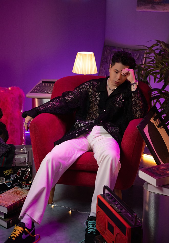 Trịnh Thăng Bình trở lại với hình ảnh bụi bặm, cá tính, để tóc dài và móng tay sơn đen