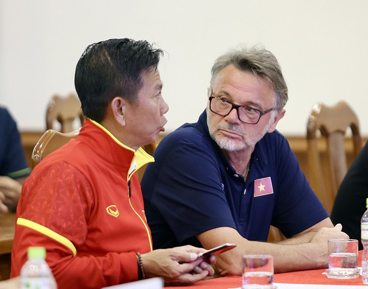 HLV Philippe Troussier gặp HLV Hoàng Anh Tuấn ở lễ mừng công U23 Việt Nam vô địch U23 Đông Nam Á 2023.