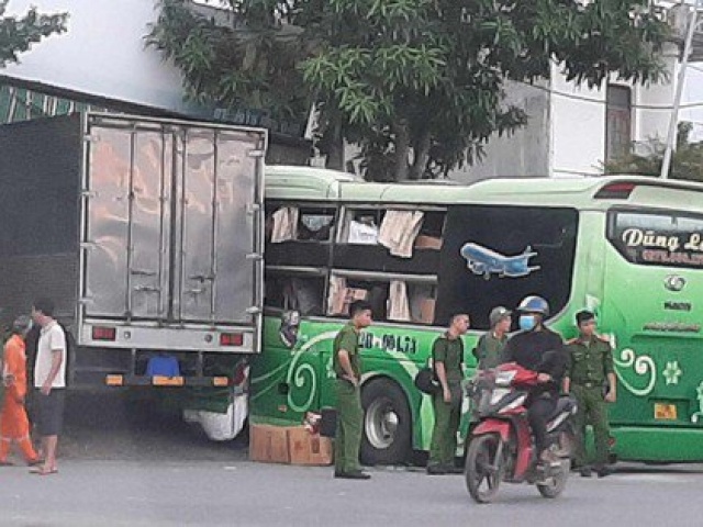 Tin tức trong ngày - Tài xế xe khách tử vong trong cabin sau va chạm với xe biển xanh