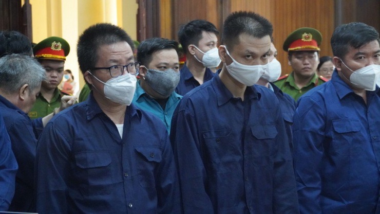 Phan Văn Hòa (đeo kính) khai tại tòa đã có ý kiến tại cuộc họp giao ban không đồng ý việc bắt người rồi thả về nhưng không được giải quyết. Ảnh: HỮU ĐĂNG