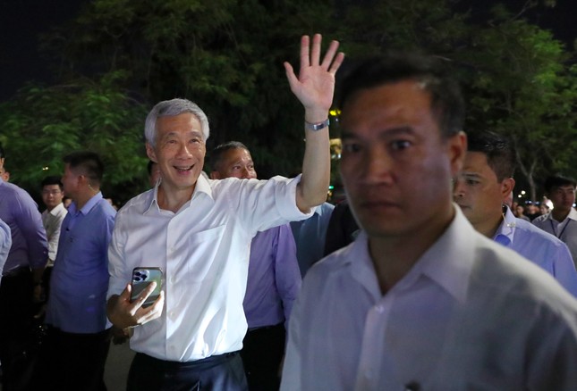 Thủ tướng Singapore Lý Hiển Long dạo hồ Hoàn Kiếm, thăm đền Ngọc Sơn - 1