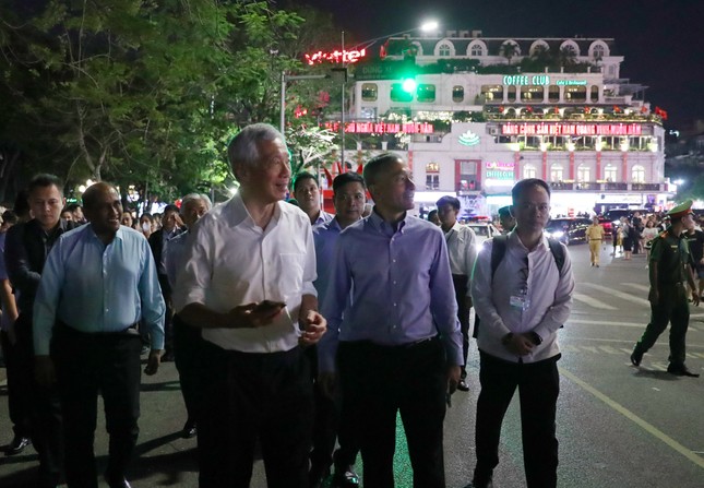 Thủ tướng Singapore Lý Hiển Long dạo hồ Hoàn Kiếm, thăm đền Ngọc Sơn - 2