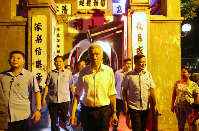 Thủ tướng Singapore Lý Hiển Long dạo hồ Hoàn Kiếm, thăm đền Ngọc Sơn - 3