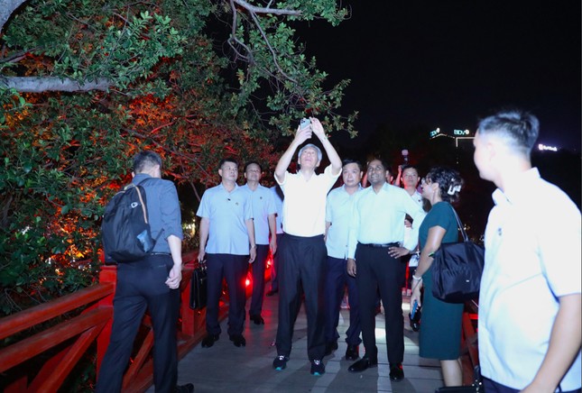 Thủ tướng Singapore Lý Hiển Long dạo hồ Hoàn Kiếm, thăm đền Ngọc Sơn - 4