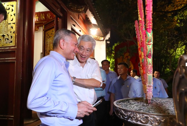 Thủ tướng Singapore Lý Hiển Long dạo hồ Hoàn Kiếm, thăm đền Ngọc Sơn - 5