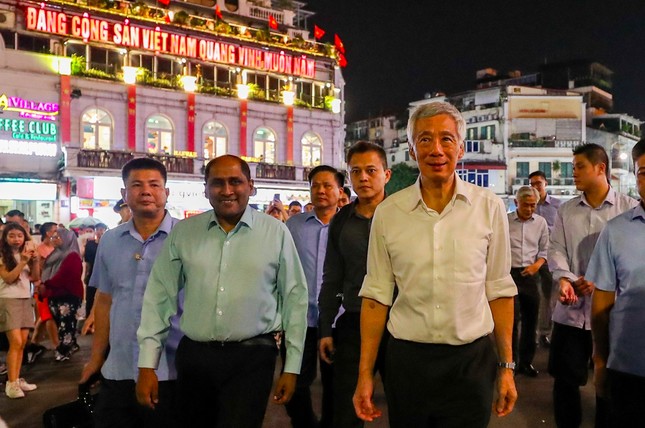 Thủ tướng Singapore Lý Hiển Long dạo hồ Hoàn Kiếm, thăm đền Ngọc Sơn - 6