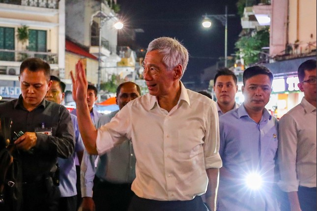 Thủ tướng Singapore Lý Hiển Long dạo hồ Hoàn Kiếm, thăm đền Ngọc Sơn - 7