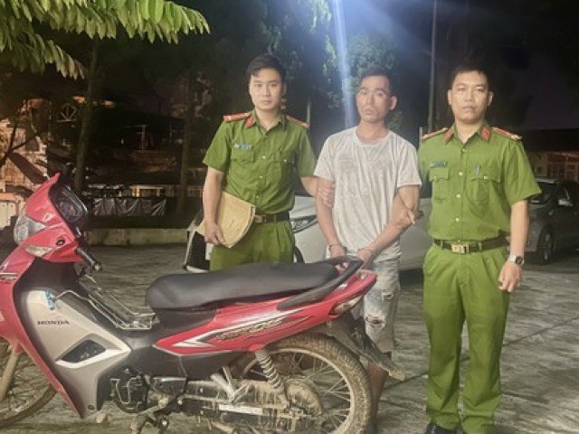 Vừa cướp xong xe máy, nam thanh niên liền tháo biển số vứt đi