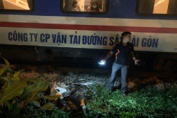 Hà Nội: Cố băng qua đường sắt lúc tàu hỏa tới, 2 cô gái thương vong