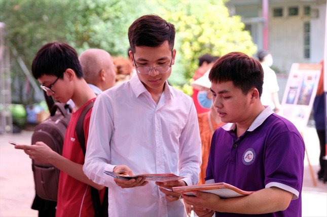 Thí sinh tìm hiểu thông tin tại Ngày hội tư vấn nguyện vọng đăng ký đại học, cao đẳng 2023. Ảnh: Mạnh Thắng