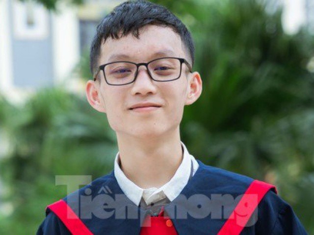 Chàng trai dân tộc Nùng đỗ thủ khoa tốt nghiệp, 18 tuổi được kết nạp Đảng