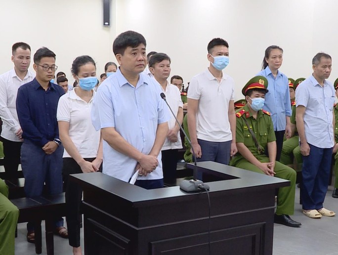 Bị cáo Nguyễn Đức Chung cùng các đồng phạm tại phiên toà. Ảnh: Phương Nguyễn