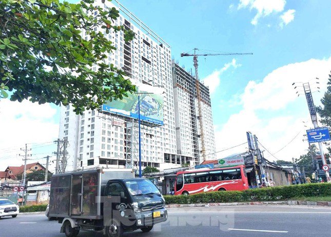 Dự án Khu nhà ở thương mại - dịch vụ Contentment Plaza còn gọi là dự án Roxana Plaza tọa lạc ngay cổng chào tỉnh Bình Dương (thuộc phường Vĩnh Phú, thành phố Thuận An).