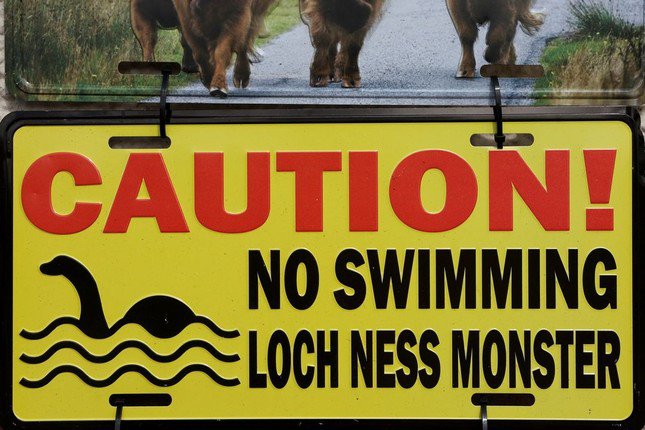 Biến báo chú ý tại bờ hồ Loch Ness. Ảnh: Reuters
