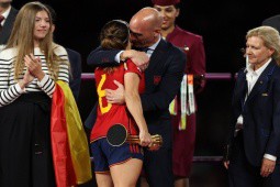 Chủ tịch LĐBĐ Tây Ban Nha lý giải nụ hôn với nữ cầu thủ, tuyên bố nóng về tương lai