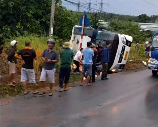 Xe khách lật ngang trên quốc lộ 14 sau khi va chạm với xe tải.