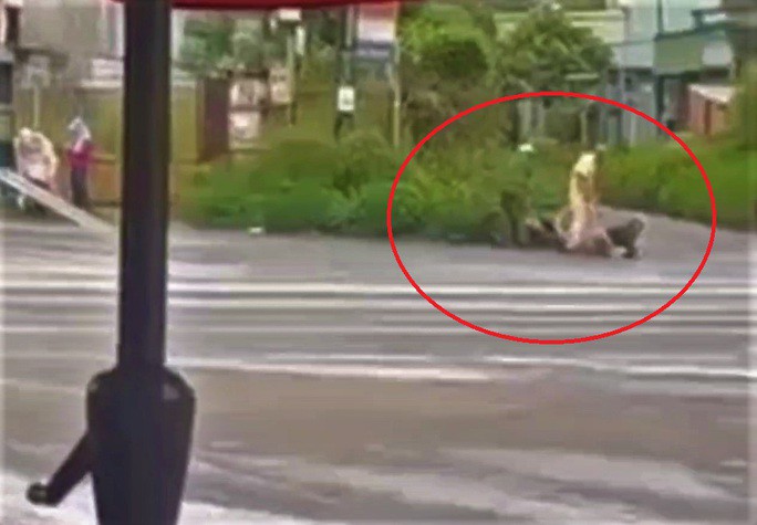 Người phụ nữ ngã nhào sau khi bị nhân viên trật tự phường lôi kéo