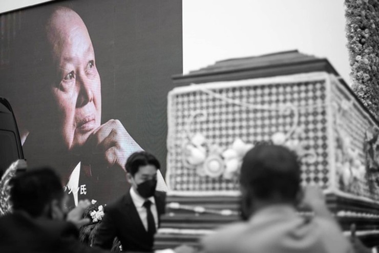Để tưởng nhớ người đã khuất, gia đình tài phiệt này đã tạo ra một tang lễ có&nbsp;khung cảnh vô cùng hoành tráng tại Chùa Thepsirintrawat Ratchaworawihan.
