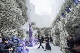 Kinh doanh - Choáng với đám tang của  giới siêu giàu: Hoa tươi phủ kín từ lối vào như "vườn thiên đàng"