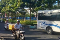 Tin tức trong ngày - Người đàn ông mặc đồ bệnh nhân 2 lần lao vào xe khách