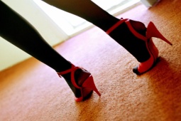 Pháp luật - Nghiện phim "đen", chồng bị tố ép vợ ăn mặc giống "gái làng chơi"