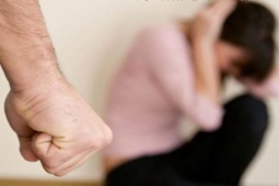 Tin tức trong ngày - Phạt 15 triệu đồng người chồng dùng chổi quét nhà đánh vợ