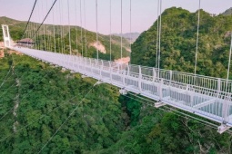 Kinh doanh - Cầu kính đi bộ dài nhất thế giới ở Việt Nam có chi phí xây dựng "khủng" cỡ nào?