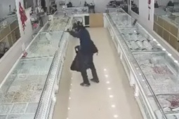 Pháp luật - Quá khứ "bất hảo" của nghi phạm đập kính, cướp 15 sợi lắc vàng rồi bỏ lại súng nhựa