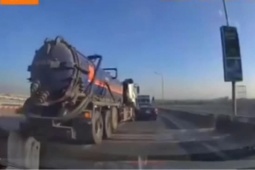 Tin tức trong ngày - Clip: Chạy "bất ổn", xe bồn tông ô tô con xoay ngang trên cầu