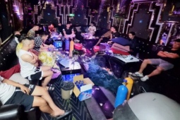 Pháp luật - 8 thanh niên thuê nhiều cô gái vào quán karaoke phục vụ 'tiệc' ma túy