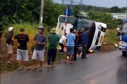 Tin tức trong ngày - Xe khách lật ngang sau va chạm với xe tải, ít nhất 10 người bị thương
